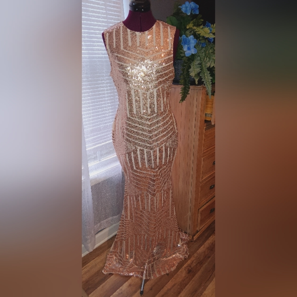 Stunning Sleeveless Gold Sequin Mermaid Dress** ✨